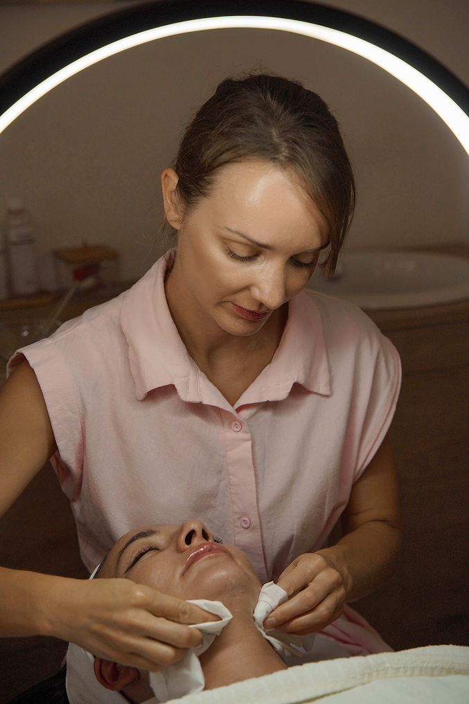 Aplicación de un tratamiento de limpieza facial